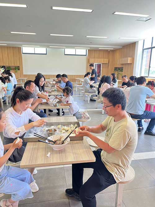 包餃子.jpg 童心筑夢 回歸純真 | 創(chuàng)力集團開展“六一”親子活動(圖7)