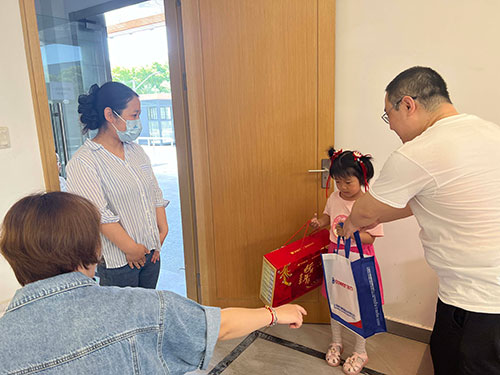 六一—發(fā)放禮品-(2).jpg 童心筑夢 回歸純真 | 創(chuàng)力集團開展“六一”親子活動(圖10)