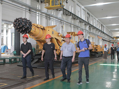 貴陽綜合保稅區(qū)領導一行走訪上海創(chuàng)力集團考察指導(圖2) 貴陽綜合保稅區(qū)領導一行走訪上海創(chuàng)力集團考察指導(圖2)